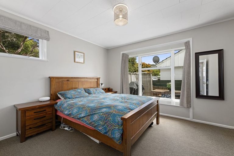 Photo of property in 15 Whirinaki Crescent, Heretaunga, Upper Hutt, 5018