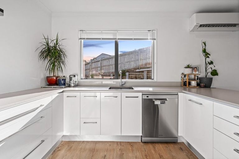 Photo of property in 22 William Wallbank Crescent, Swanson, Auckland, 0614