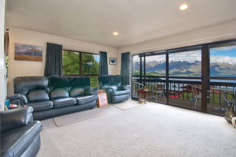 Photo of property in 52 Wynyard Crescent, Fernhill, Queenstown, 9300