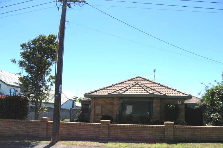 Photo of property in 1/1 Stratford Avenue, Milford, Auckland, 0620