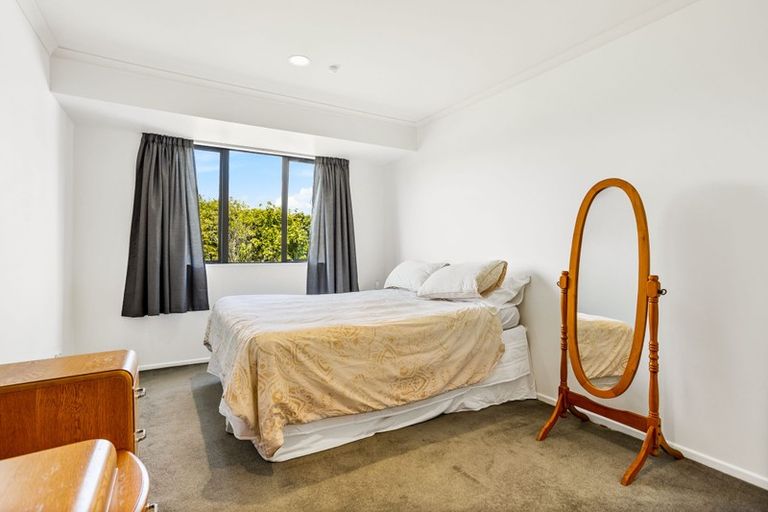 Photo of property in 34 Oakford Park Crescent, Greenhithe, Auckland, 0632