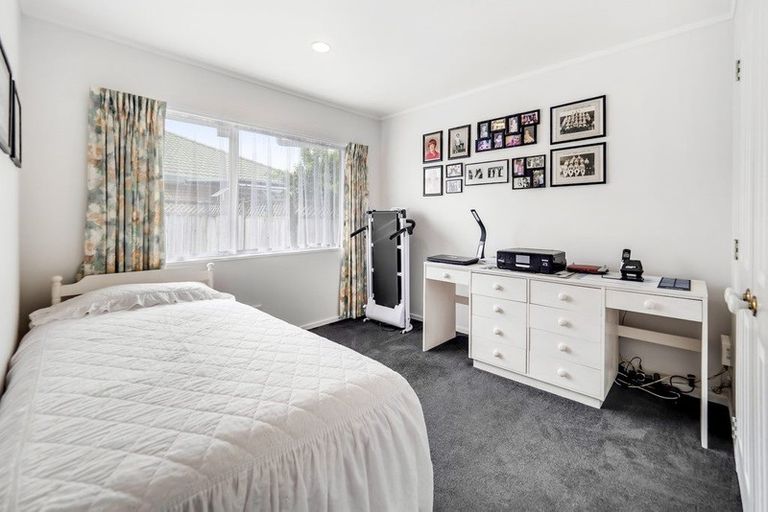 Photo of property in 2/5 Headcorn Place, Botany Downs, Auckland, 2010