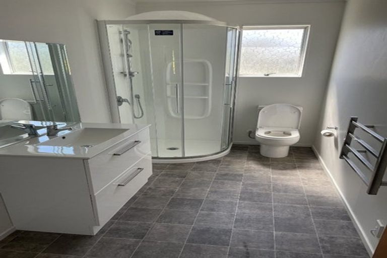 Photo of property in 18b Chetwode Grove, Newlands, Wellington, 6037