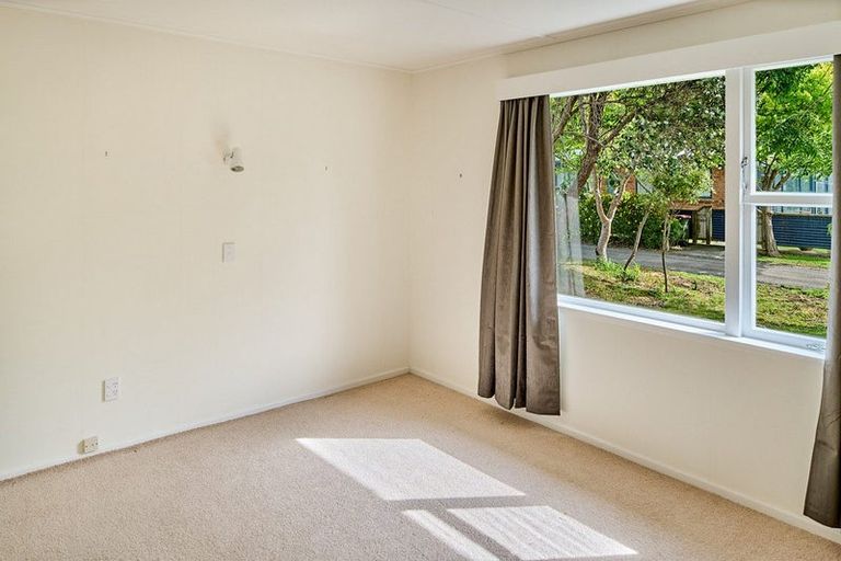 Photo of property in 5a Whitehouse Road, Titahi Bay, Porirua, 5022