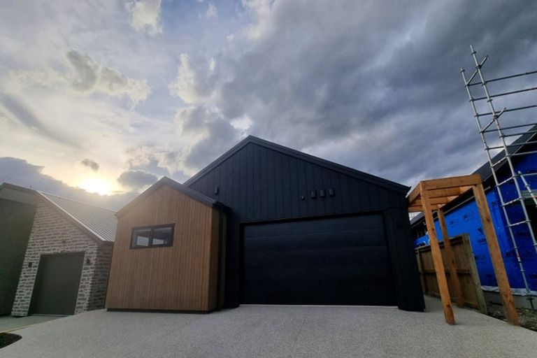 Photo of property in 8 Shelduck Road, Jacks Point, 9371