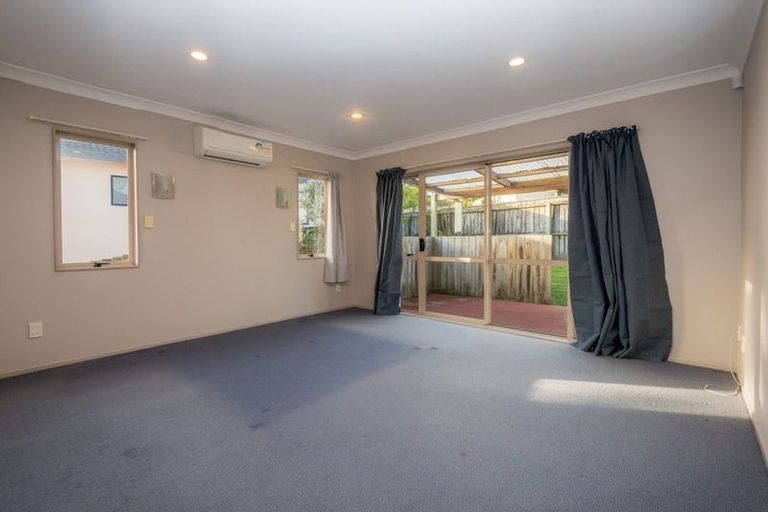 Photo of property in 42 Mandeville Place, Unsworth Heights, Auckland, 0632