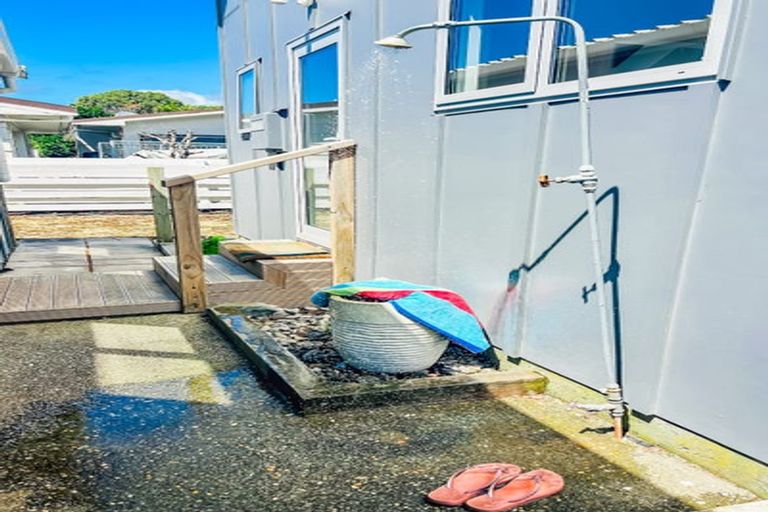 Photo of property in 14 Goldie Place, Waikanae Beach, Waikanae, 5036