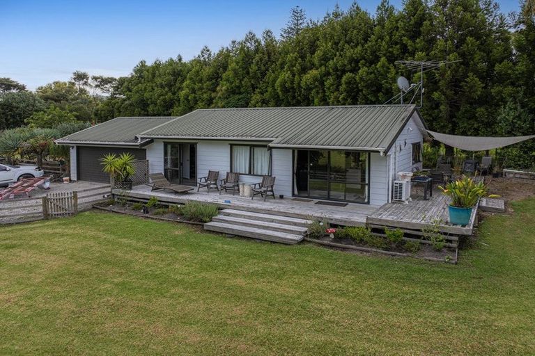 Photo of property in 786 South Head Road, South Head, Helensville, 0874