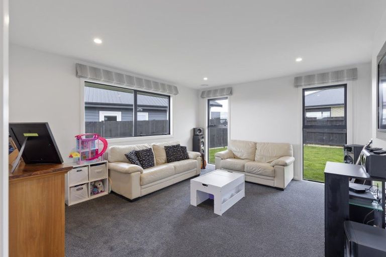 Photo of property in 2 Corsica Court, Fitzherbert, Palmerston North, 4410