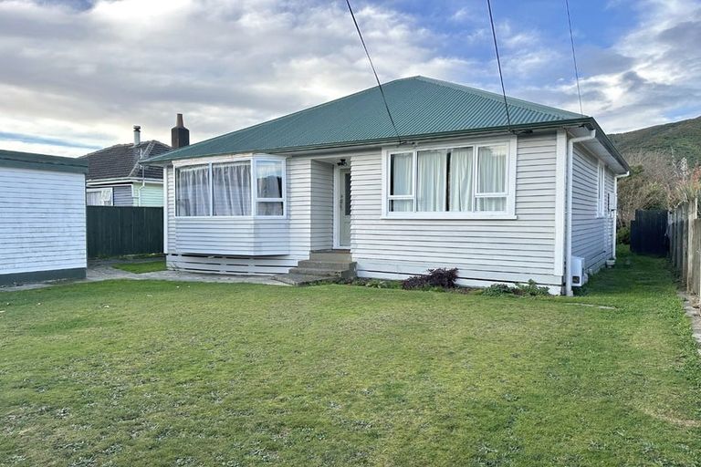 Photo of property in 64 Wellington Road, Wainuiomata, Lower Hutt, 5014