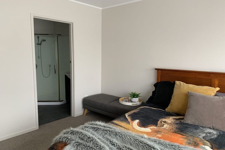 Photo of property in 2/100 Titirangi Road, New Lynn, Auckland, 0600