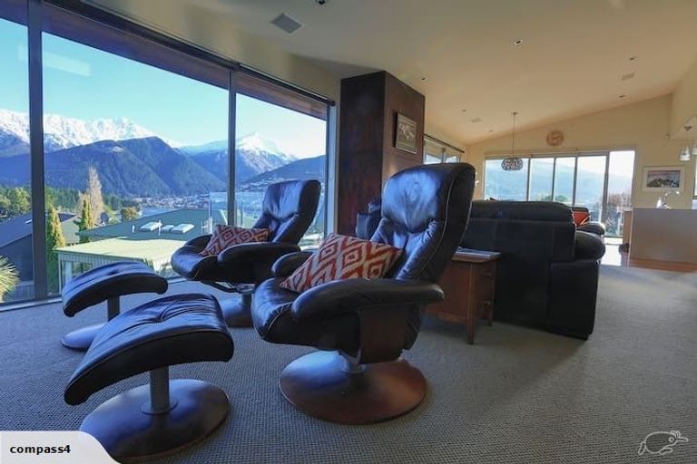 Photo of property in 17 Poplar Drive, Kelvin Heights, Queenstown, 9300