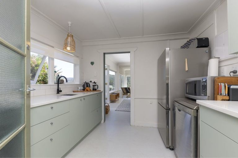 Photo of property in 42 Rayner Road, Piha, 0772