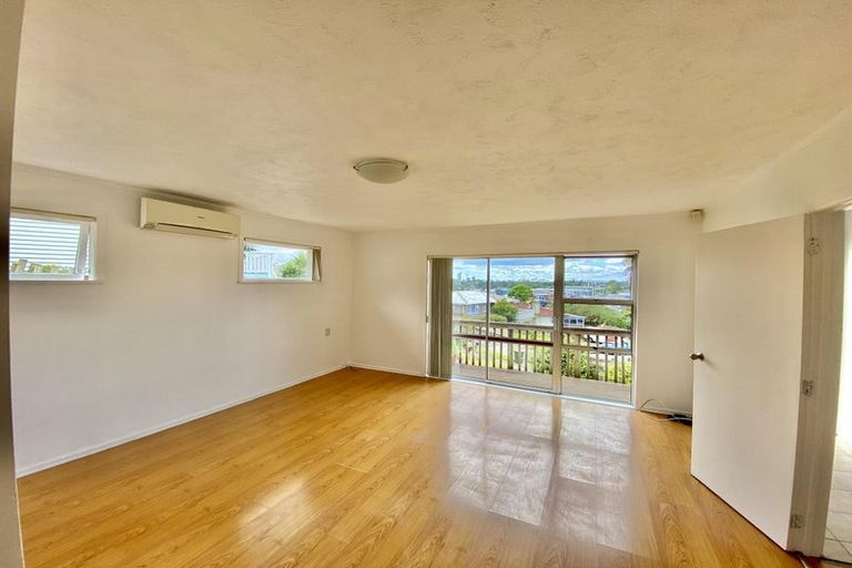 Photo of property in 19 Sunhaven Avenue, Glenfield, Auckland, 0629
