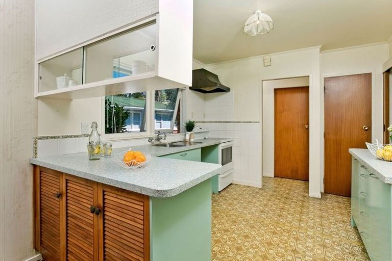 Photo of property in 22 Windermere Crescent, Blockhouse Bay, Auckland, 0600