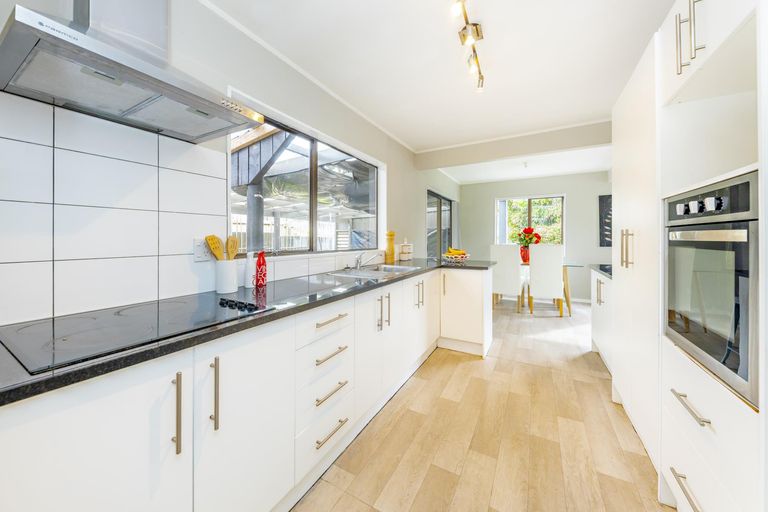 Photo of property in 11 Slim Place, Clendon Park, Auckland, 2103