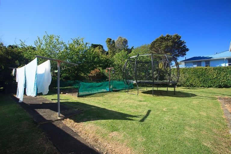 Photo of property in 28 Coniston Avenue, Te Atatu South, Auckland, 0610