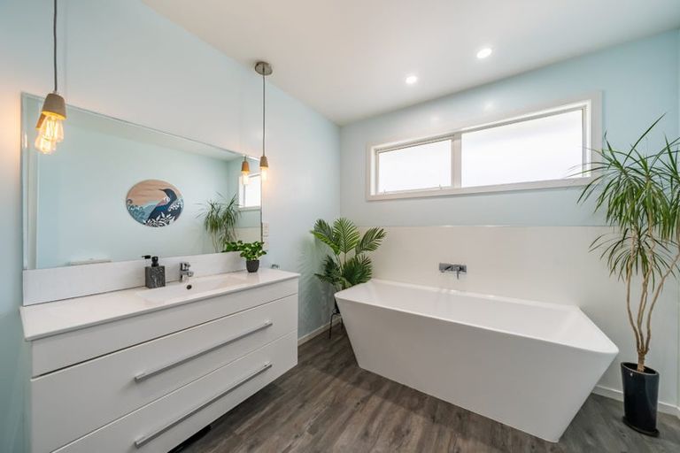 Photo of property in 32 King Charles Drive, Kingsley Heights, Upper Hutt, 5018