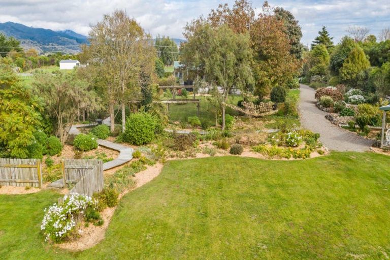 Photo of property in 389 Tararua Road, Levin, 5571