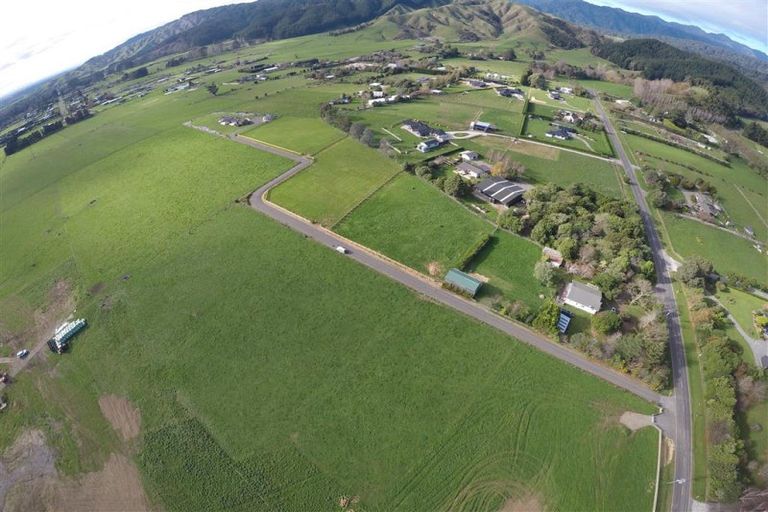 Photo of property in 425 Tararua Road, Levin, 5571