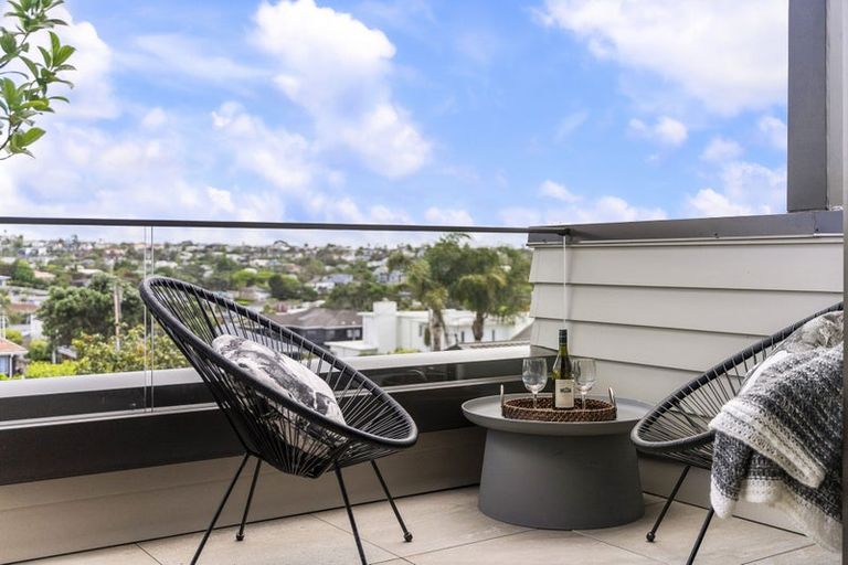 Photo of property in 2/9 Folkestone Street, Murrays Bay, Auckland, 0630