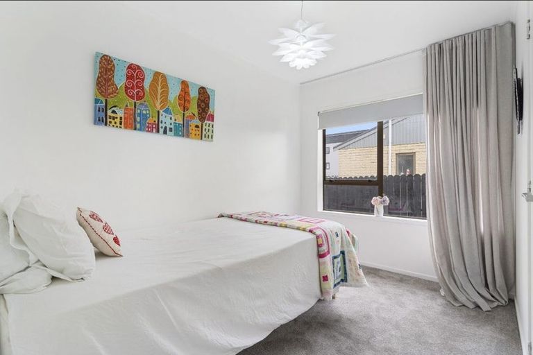 Photo of property in 2/36 Trentham Road, Papakura, 2110