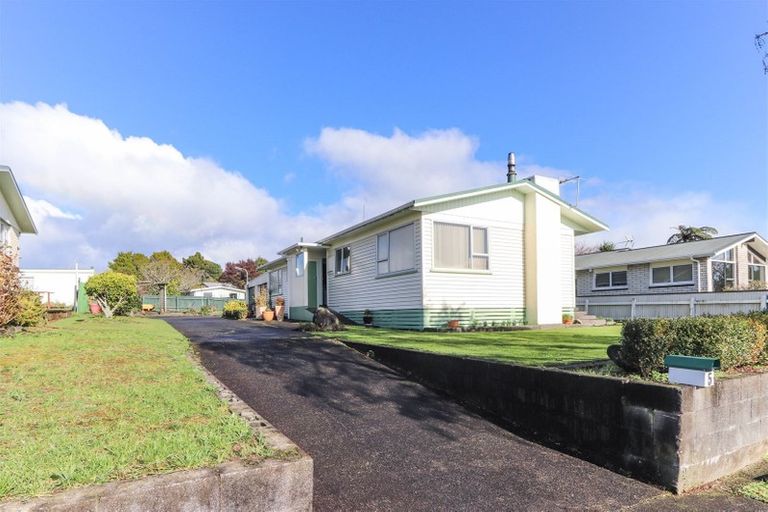 Photo of property in 5 Kowhai Street, Inglewood, 4330