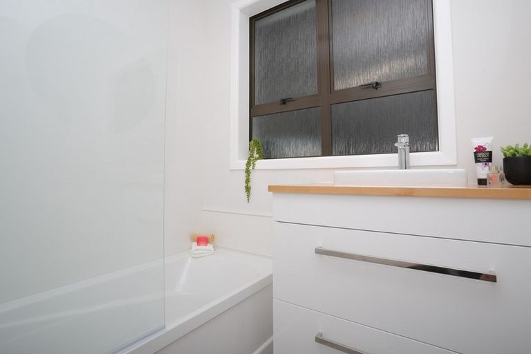 Photo of property in 27 Holloway Street, Waikiwi, Invercargill, 9810