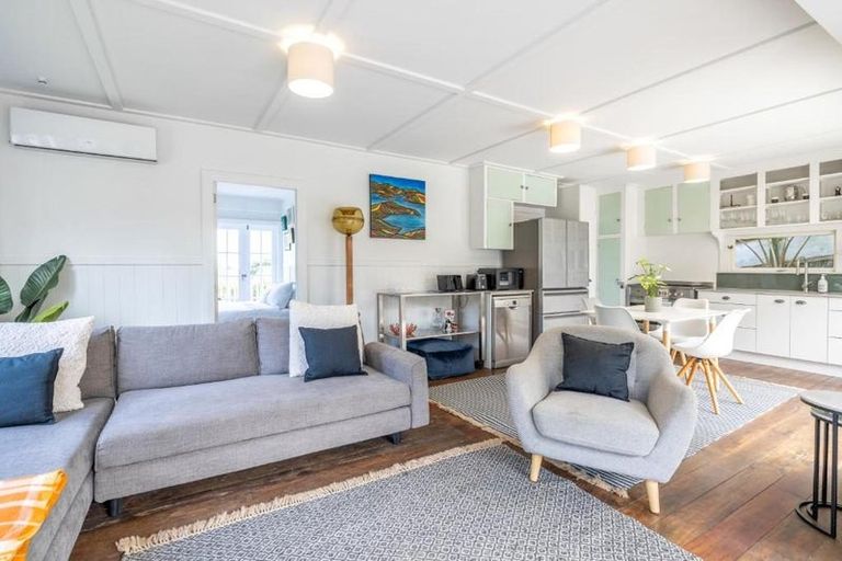 Photo of property in 70 Queens Drive, Oneroa, Waiheke Island, 1081