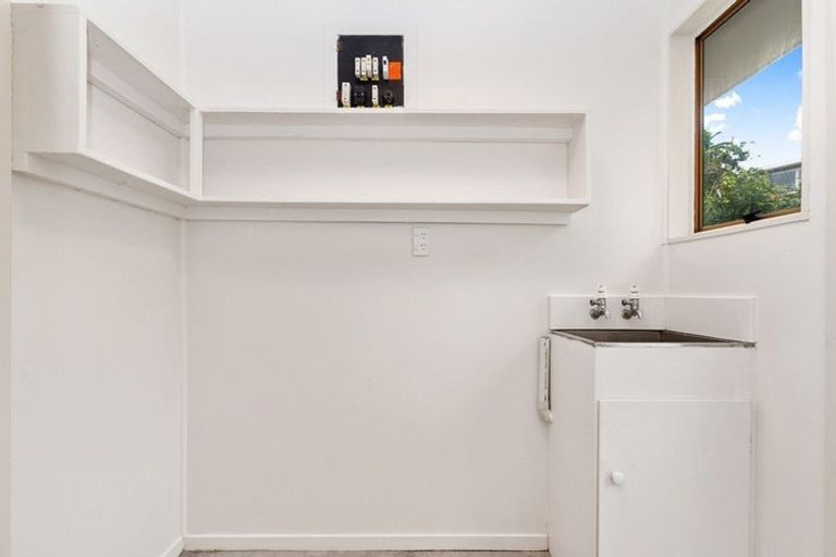 Photo of property in 1/19 Kemp Road, Massey, Auckland, 0614