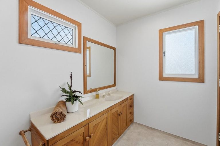 Photo of property in 6 Ridge Lane, New Plymouth, 4310