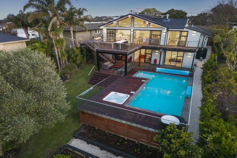 Photo of property in 12 Hyde Road, Rothesay Bay, Auckland, 0630