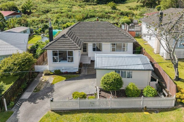 Photo of property in 11 Gardiner Grove, Wainuiomata, Lower Hutt, 5014