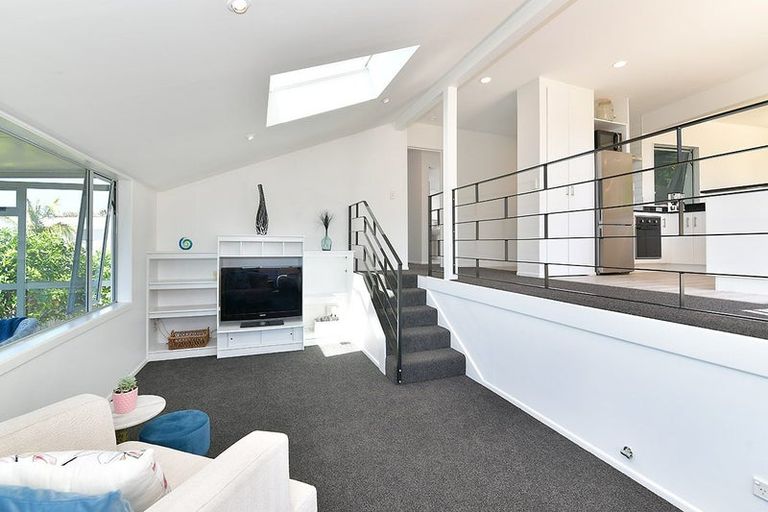 Photo of property in 2/9 Sunset Road, Totara Vale, Auckland, 0632