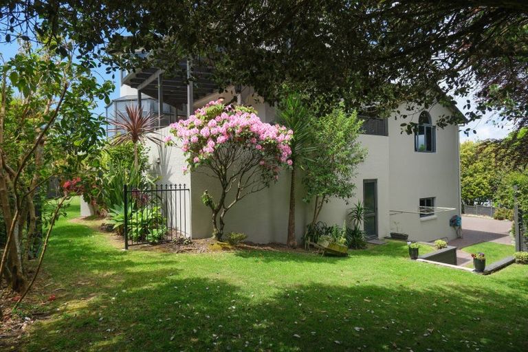 Photo of property in 4 Tupara Crescent, Kawaha Point, Rotorua, 3010