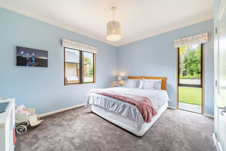 Photo of property in 32 Paekakariki Hill Road, Pauatahanui, Porirua, 5381