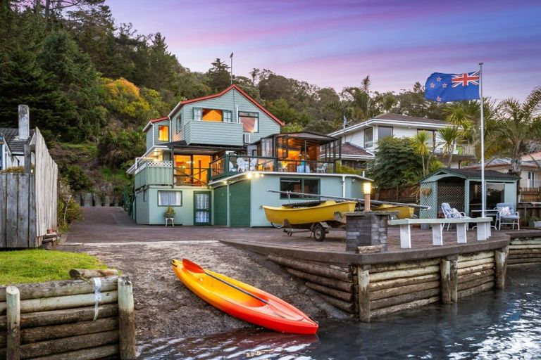 Photo of property in 8 Waiwera Road, Waiwera, Orewa, 0994