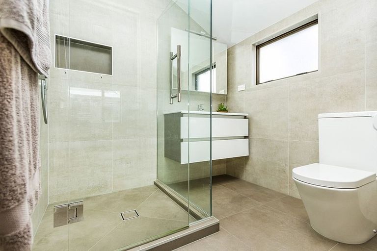 Photo of property in 724a East Coast Road, Pinehill, Auckland, 0632