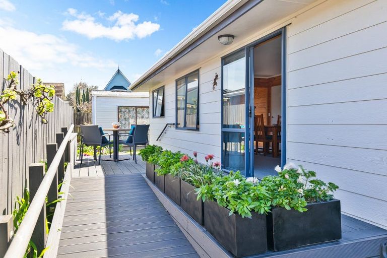 Photo of property in 104 Apu Crescent, Lyall Bay, Wellington, 6022