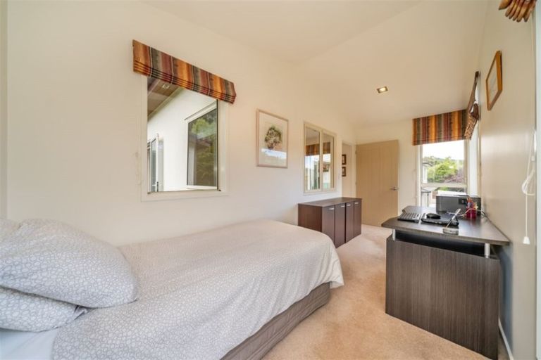 Photo of property in 76 Heretaunga Square, Silverstream, Upper Hutt, 5019