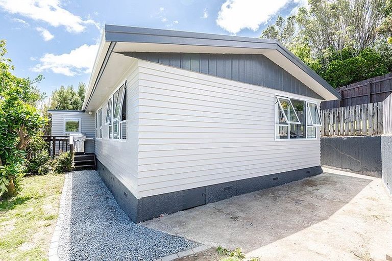 Photo of property in 19 Alder Place, Newlands, Wellington, 6037