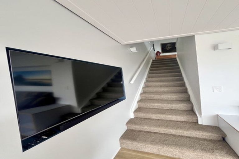 Photo of property in 15 Piha Road, Piha, New Lynn, 0772