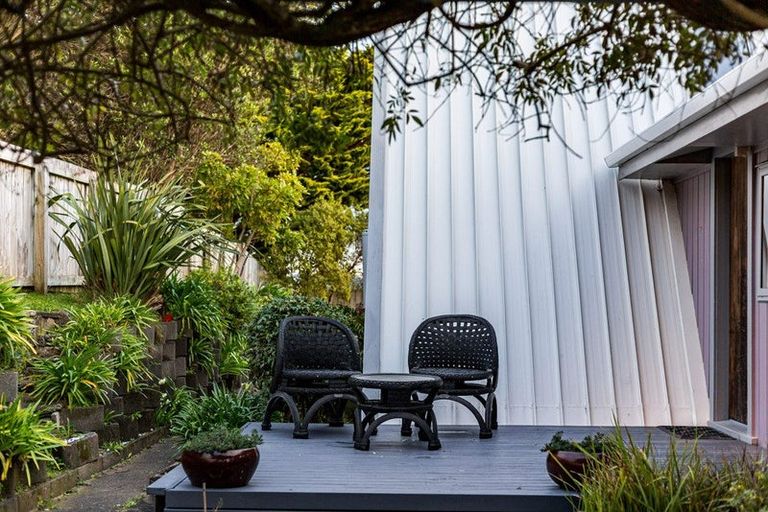 Photo of property in 112 Gloaming Hill, Titahi Bay, Porirua, 5022