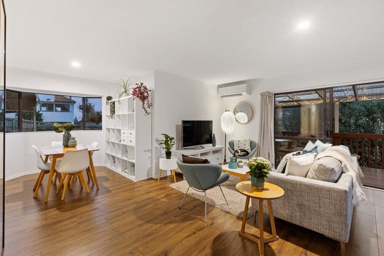 Photo of property in 22 Redfern Lane, Glenfield, Auckland, 0629