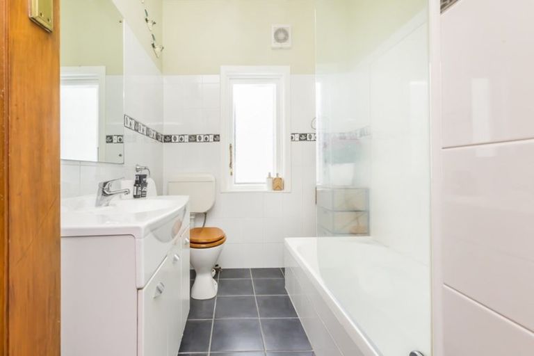 Photo of property in 43 Nevay Road, Miramar, Wellington, 6022