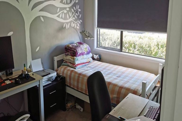 Photo of property in 2/17 Grenadine Place, Unsworth Heights, Auckland, 0632