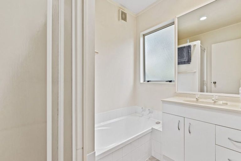 Photo of property in 2/30 Sunset Road, Unsworth Heights, Auckland, 0632