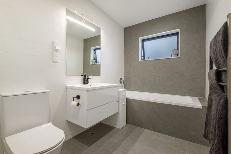 Photo of property in 10 Nga Tutu Place, Belmont, Auckland, 0622