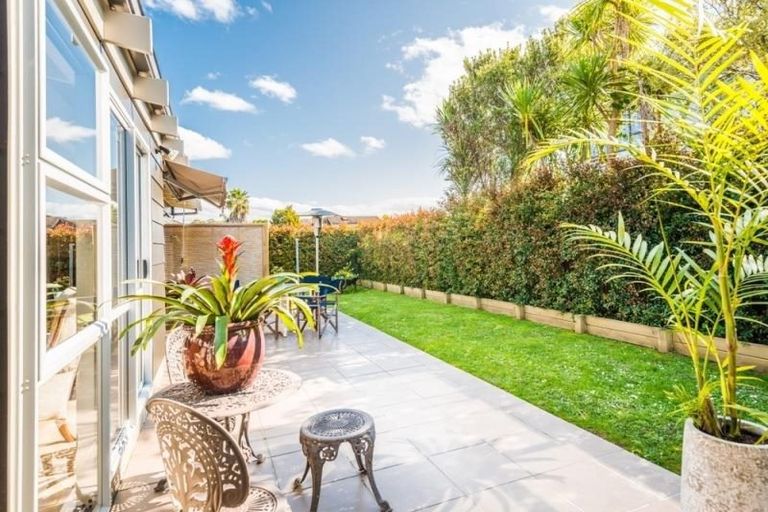 Photo of property in 2/52 Norwood Road, Bayswater, Auckland, 0622