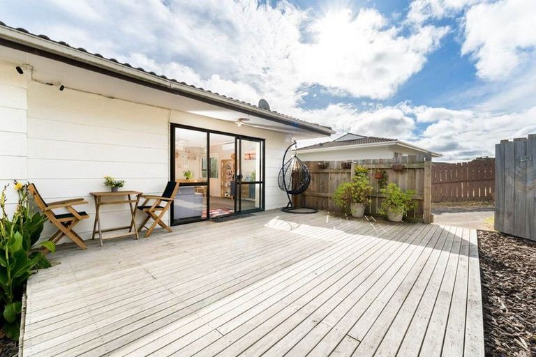 Photo of property in 2/12 Benchmark Drive, Massey, Auckland, 0614